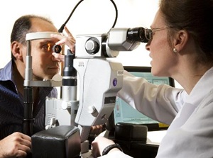 eye-doctor-looks-for-leaking-blood-vessels